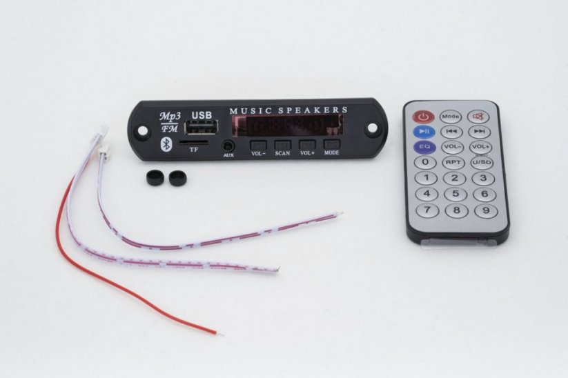 MP3 přehrávač s FM tunerem, LED displejem a bluetooth do panelu